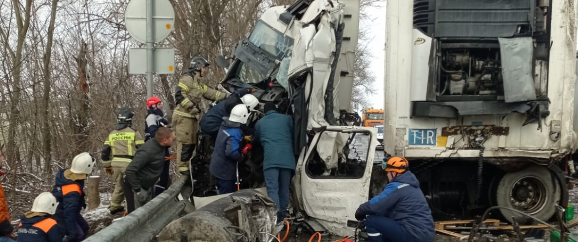 На Кубани водителя фуры зажало в кабине, потребовалась помощь спасателей